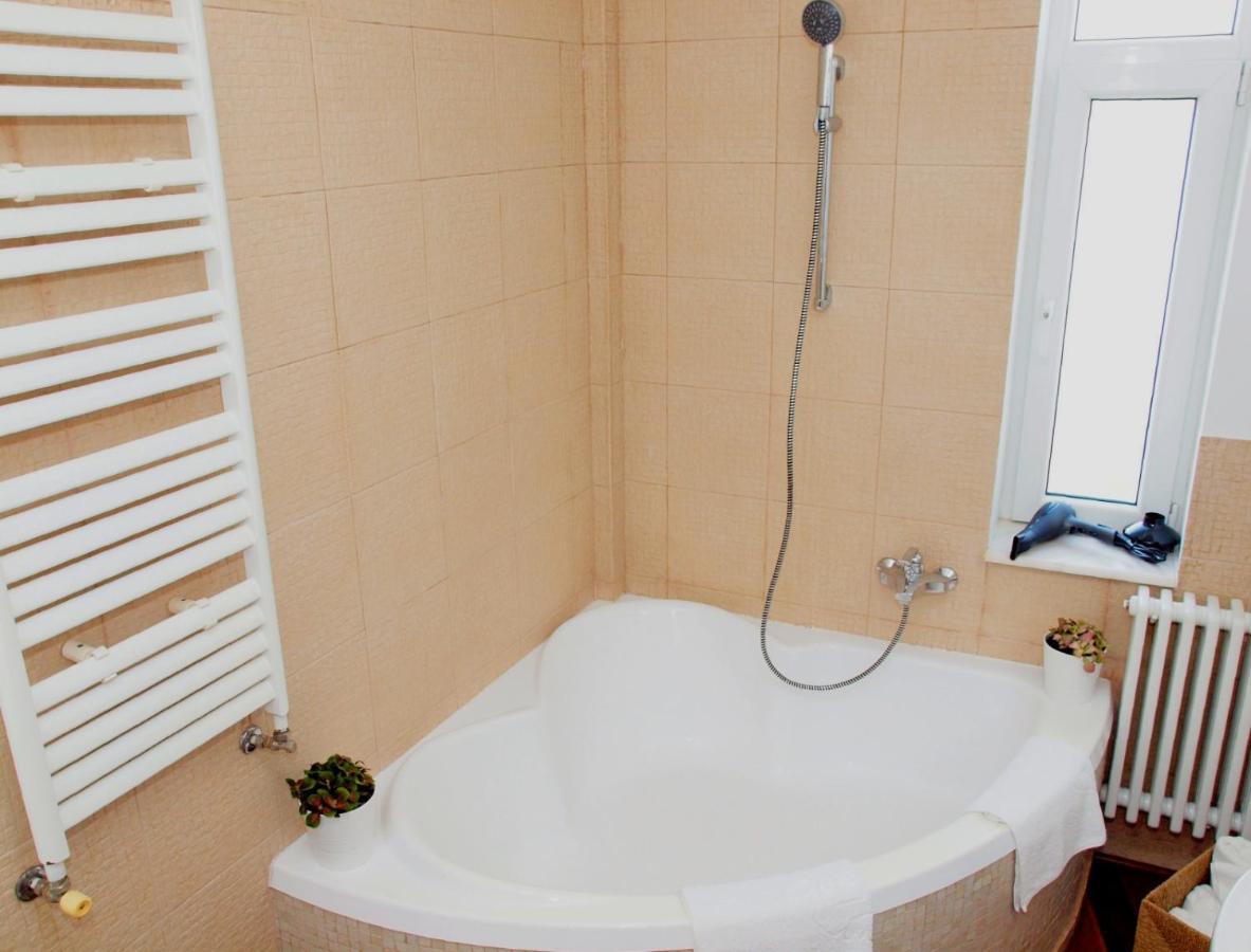 Sweet Dreams Suites Cismigiu Gardens Bukares Bagian luar foto